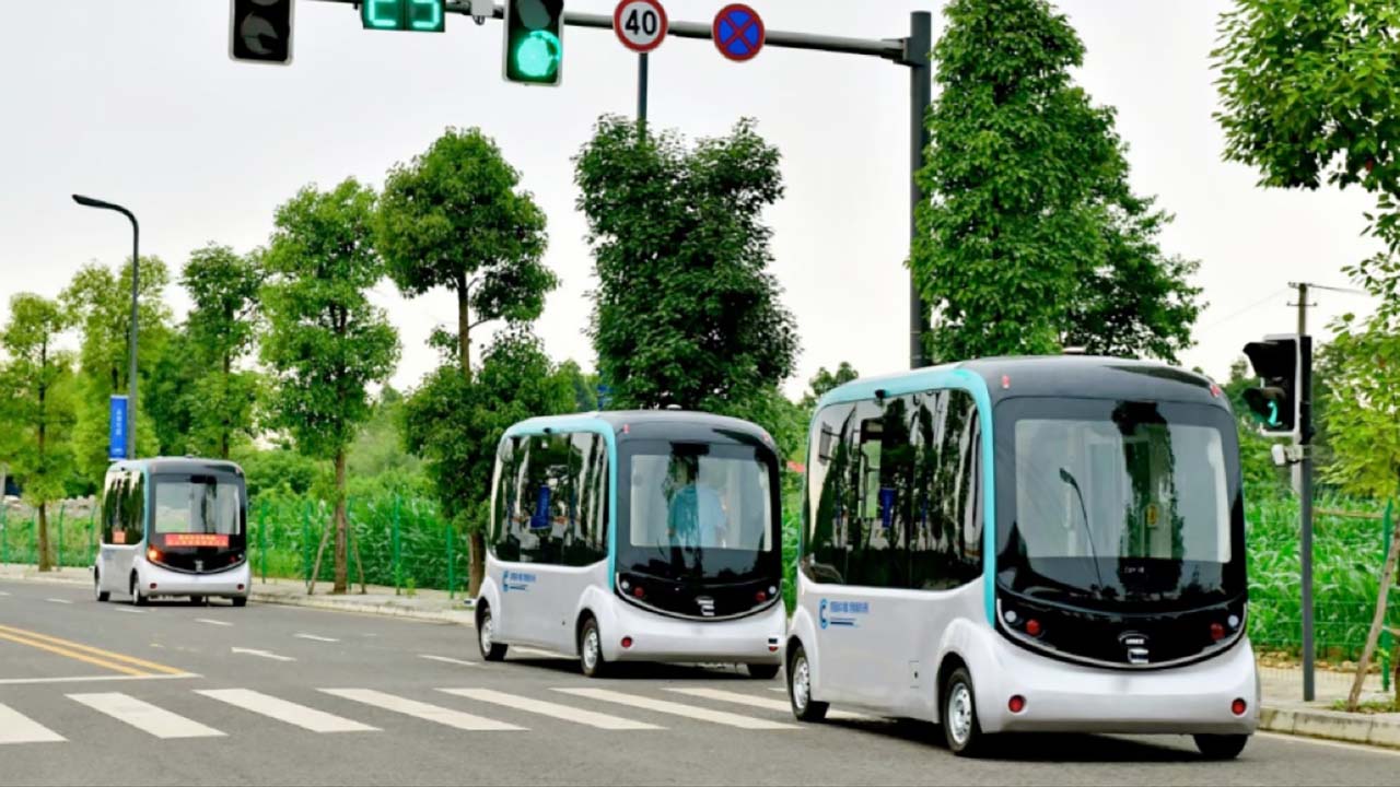 无人驾驶小巴为园区、厂区、机场等场景提供24小时接驳服务