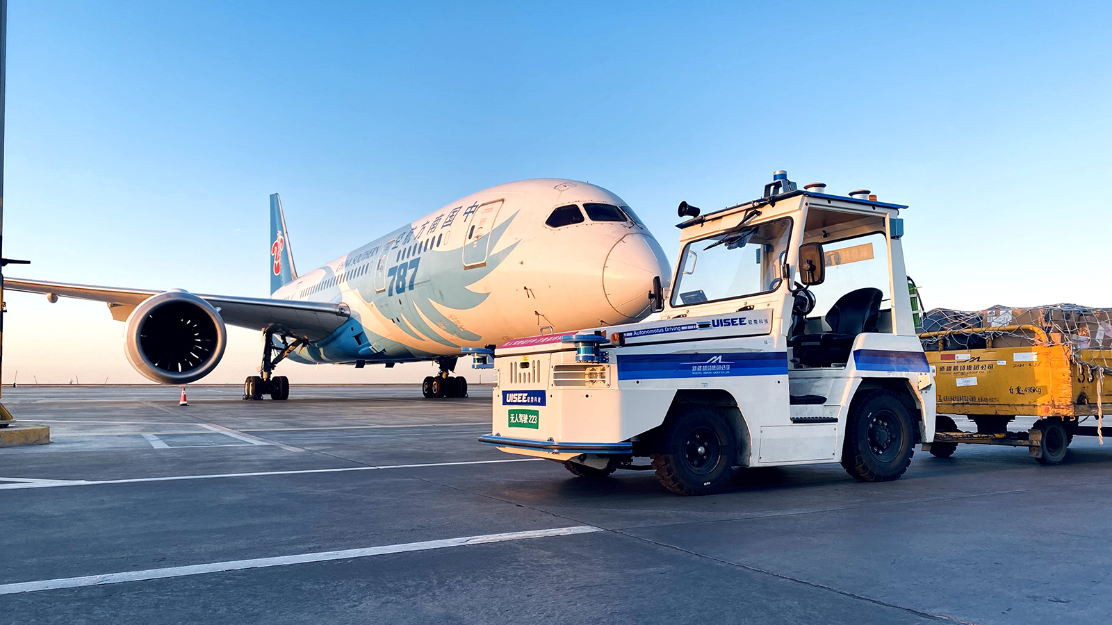 驭势科技联合乌鲁木齐国际机场落地全球首批机坪无人驾驶行李牵引车