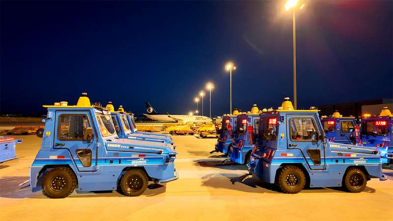 驭势科技联合新疆机场集团，共创内地最大规模机坪无人驾驶车队，AI司机机场场景再创里程碑