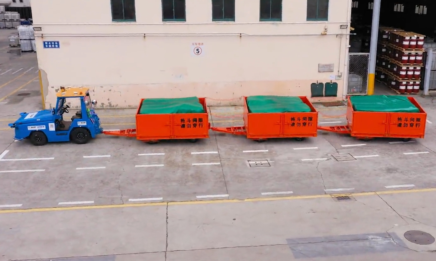 巴斯夫化工厂无人物流车